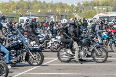 Mogilev, Belarus - 24 Nisan 2019: Bir sürü motosiklet ve motorcu. Motoseason açılışı.