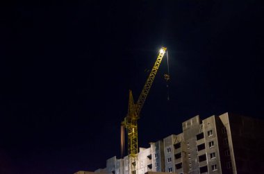 İnşaat alanı. Endüstriyel vinçler ve gece gökyüzünde siluetler. Güzel renkli gece manzarası.