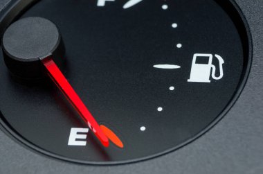 Yakından kontrol paneli benzin göstergesi, yakıt göstergesi, arabada benzin deposu var. Şarjör. Benzin sensörü