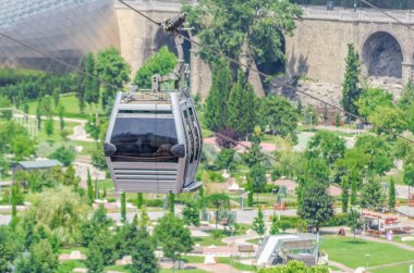 Tiflis, Gürcistan - 27 Haziran 2019: Güneşli bir günde şehrin panoramik manzarası.