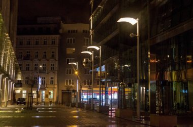 Büyük şehirde karanlık bir gece, dur ve ışıkları yak. İnsansız fotoğrafçılık