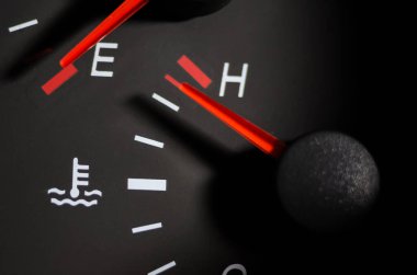 Araba motoru sıcaklığı sensörü okları kapat