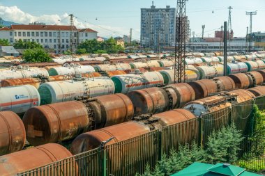 Batumi, Georgia-4 Temmuz 2019: tren istasyonunda kargo tankı treni. Yük trenlerini park etmek. Deposunda konteynır bulunan yük treni platformu ihracat lojistiği için kullanılır..