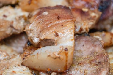 Kızarmış et parçaları tavada kızartılır.