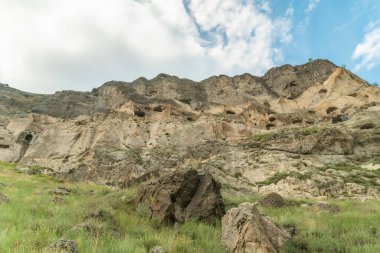 Vardzia mağaralarının gökyüzüne bakan bulutlu görüntüsü. Vardzia, Gürcistan 'ın güneyinde bir mağara manastırı.