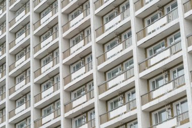 Çok katlı bir apartmanın balkonları. şehir arkaplanı.