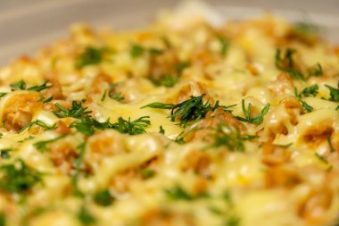 Nefis pişmiş lazanya serpiştirilmiş yeşil dereotu yakın plan