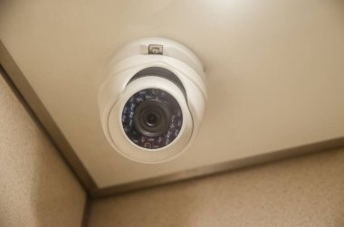 Odanın köşesindeki CCTV 'de.