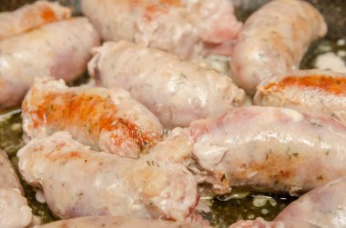 Tavada kızartılmış sosisler.