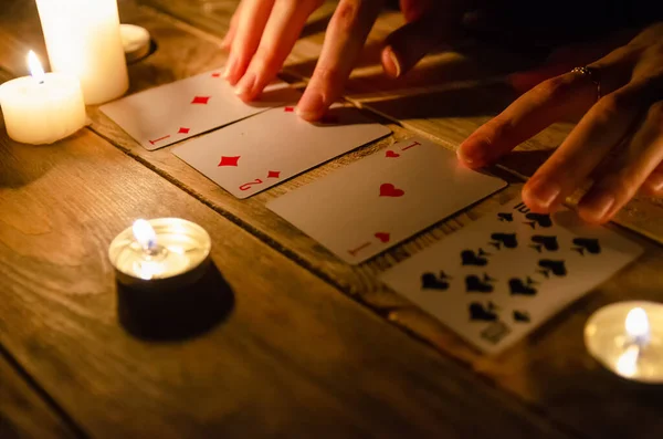 Manos Adivino Cartas Sobre Mesa Alrededor Velas Encendidas Oscuridad Sobre — Foto de Stock