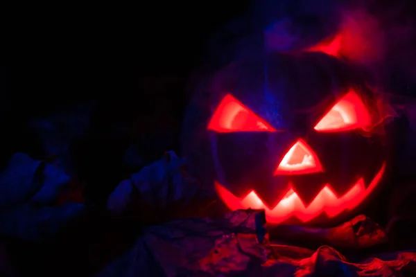 Ragyogó Tök Sötétben Füstöt Eresztve Szemekből Szájból Közelről Halloween Háttere — Stock Fotó