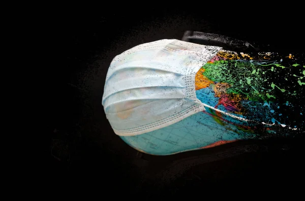 Globo Planeta Terra Uma Máscara Médica Dissolve Pequenas Partículas Sobre — Fotografia de Stock
