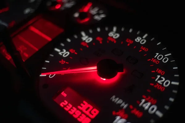 Bilens Instrumentbräda Hastighetsmätare Med Rött Bakgrundsljus Natten Närbild — Stockfoto
