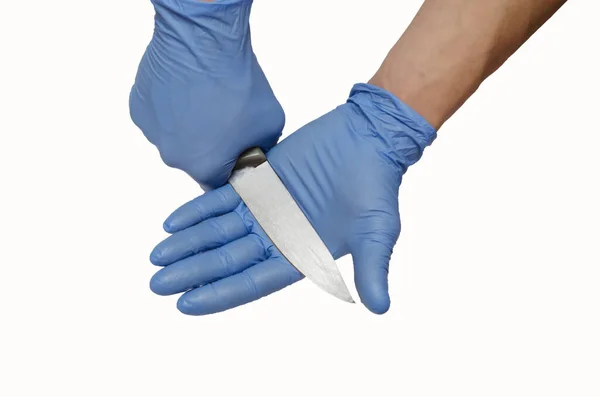 Руки Синих Перчатках Ножом Белом Фоне — стоковое фото