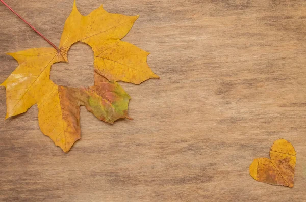 Herbstrote Und Orangefarbene Blätter Mit Herz Herbst Hölzernen Hintergrund — Stockfoto