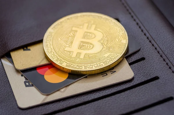 Geldbörse Mit Goldenem Bitcoin Und Kreditkarten Auf Schwarzem Hintergrund Nahaufnahme — Stockfoto