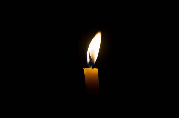 Eine Brennende Kerze Auf Schwarzem Hintergrund — Stockfoto