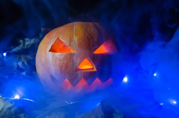 Orangefarbener Kürbis Mit Leuchtenden Augen Mund Dunkeln Blauer Beleuchtung Rauch — Stockfoto