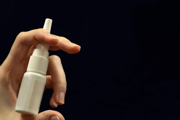 Mano Mujer Sostiene Aerosol Nasal Una Botella Blanca Cerca Sobre — Foto de Stock