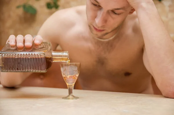 Alcoólico Homem Mesa Deita Álcool Num Copo Hábito Perigoso Conceito — Fotografia de Stock