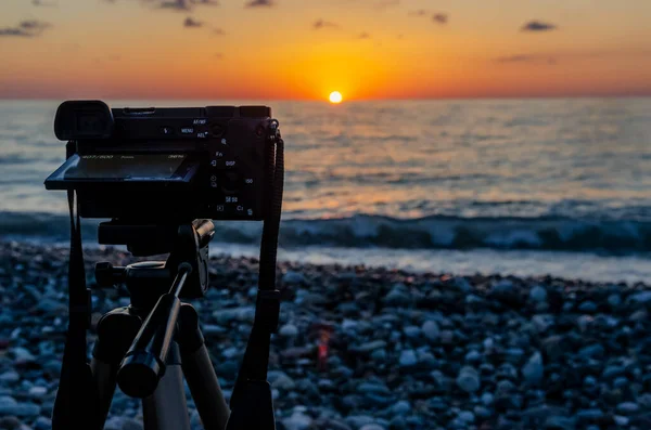 Cámara Encuentra Orilla Una Playa Guijarros Toma Fotos Una Hermosa — Foto de Stock