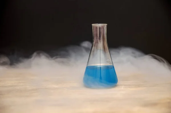 Frasco Com Líquido Azul Fumado Sobre Fundo Preto Análise Química — Fotografia de Stock