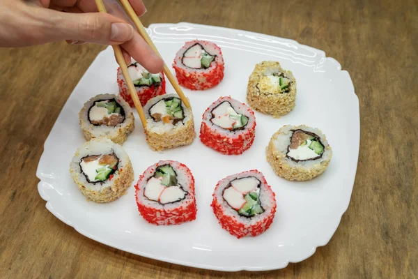 Sushi Giapponese Piatto Bianco Con Bacchette Fondo Legno — Foto Stock