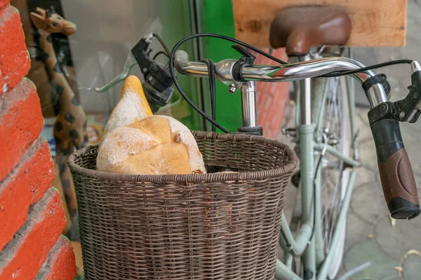 Pão Uma Cesta Vime Uma Bicicleta Perto Uma Parede Tijolo — Fotografia de Stock