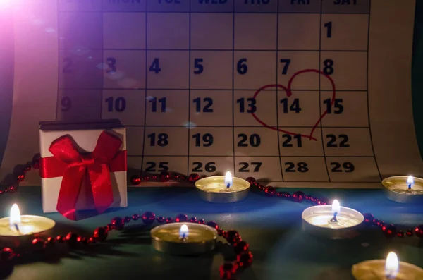 Velas Regalos Cuentas Fondo Calendario Con Corazón Con Número Círculo — Foto de Stock