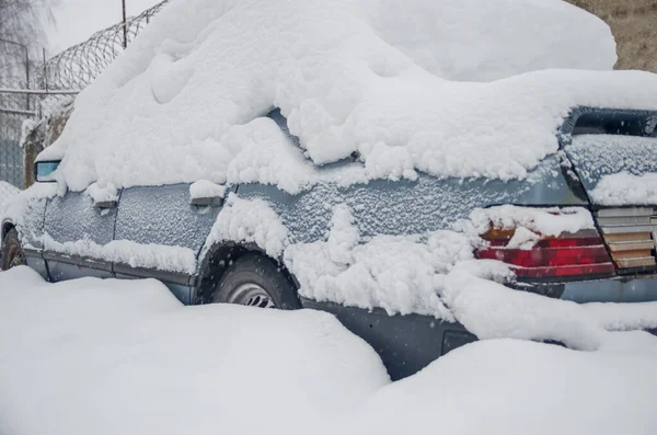 Opuszczony Samochód Śniegu — Zdjęcie stockowe