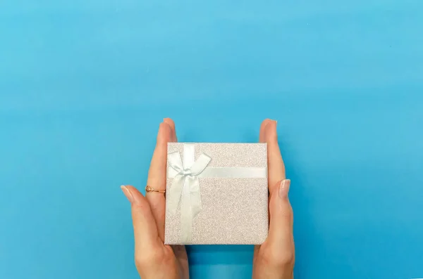 Vista Superior Las Manos Femeninas Sosteniendo Una Caja Regalo Gris — Foto de Stock