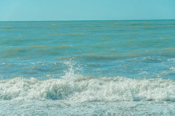 Крупный План Морской Волны Белой Пеной Выходит Берег Солнечный День — стоковое фото