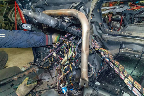 Mechaniczny Elektryk Sprawdza Naprawę Modernizacji Okablowania Warsztaty Samochodowe Regularna Konserwacja — Zdjęcie stockowe