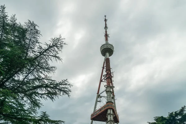 Torre Tbilisi Montaña Mtatsminda Cerca Día Nublado — Foto de Stock