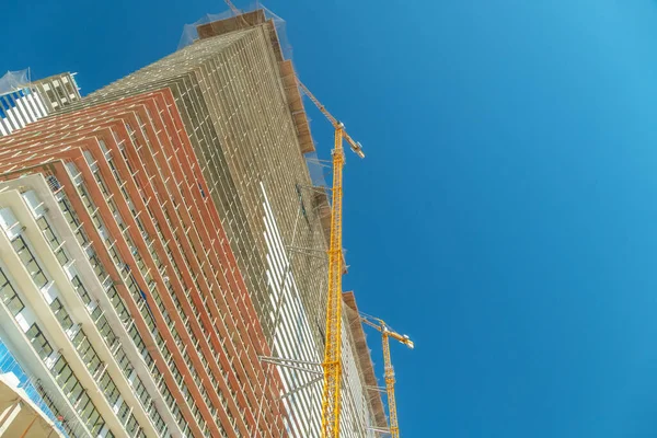 Κατασκευή Ενός Πολυώροφου Κτιρίου Απέναντι Από Τον Γαλάζιο Ουρανό Βρίσκεται — Φωτογραφία Αρχείου