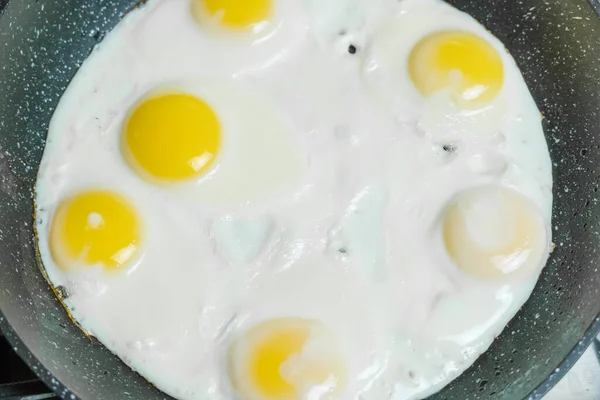 Seis Huevos Primer Plano Freír Una Sartén Una Estufa Gas —  Fotos de Stock