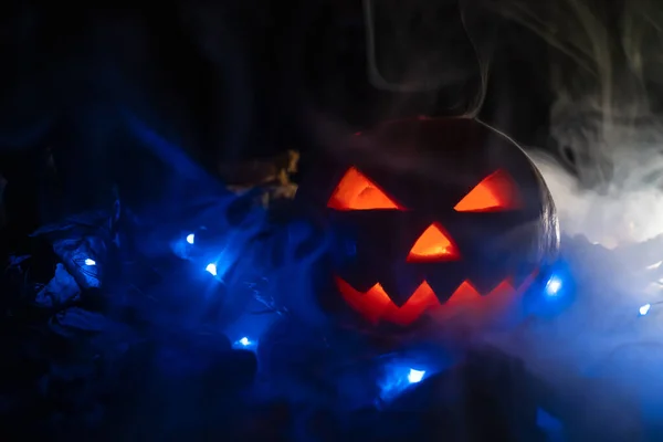 Ragyogó Tök Sötétben Kék Fényekkel Őszi Levelekkel Füstben Gyönyörű Halloween — Stock Fotó