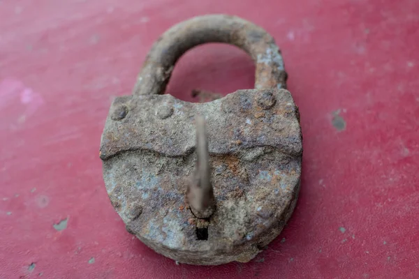Bordo Bir Arka Planda Eski Metal Paslı Kilit — Stok fotoğraf