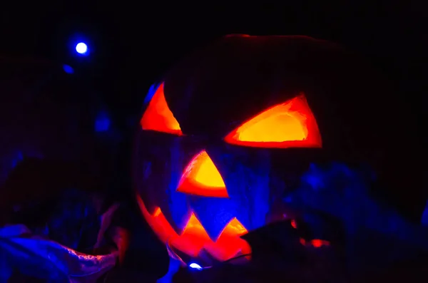 Zucca Arancione Con Gli Occhi Luminosi Bocca Buio Luce Blu — Foto Stock