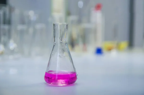 テーブルの上に液体と研究室のガラス製品 化学分析 — ストック写真