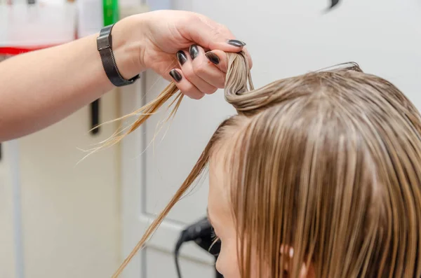 Cabeleireiro Cortar Cabelo Loiro Salão Cabeleireiro Processos Corte Salão Cabeleireiro — Fotografia de Stock