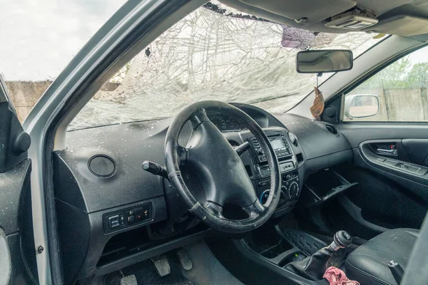 Blick Das Innere Des Autos Mit Rissen Der Windschutzscheibe Aufgrund — Stockfoto