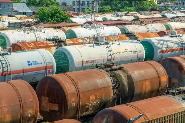 Batumi, Georgia-4 Temmuz 2019: tren istasyonunda kargo tankı treni. Yük trenlerini park etmek. Deposunda konteynır bulunan yük treni platformu ihracat lojistiği için kullanılır..