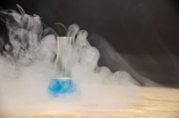 Frasco Con Líquido Azul Humo Sobre Fondo Negro Análisis Químico —  Fotos de Stock