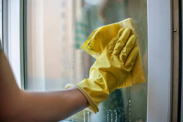 Mão Feminina Luvas Amarelas Vidros Limpeza Com Pano Spray Detergente — Fotografia de Stock