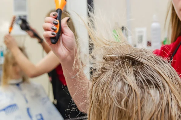 Estilo Cabelo Secador Cabelo Para Uma Menina Loira — Fotografia de Stock