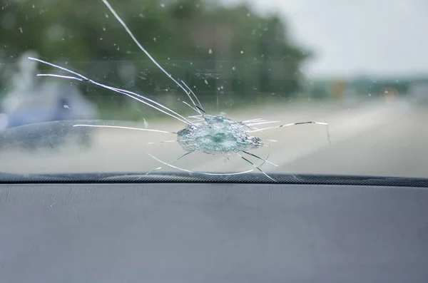 Pára Brisas Partido Carro Pedra Voadora Buraco Vidro Lascas Detritos — Fotografia de Stock