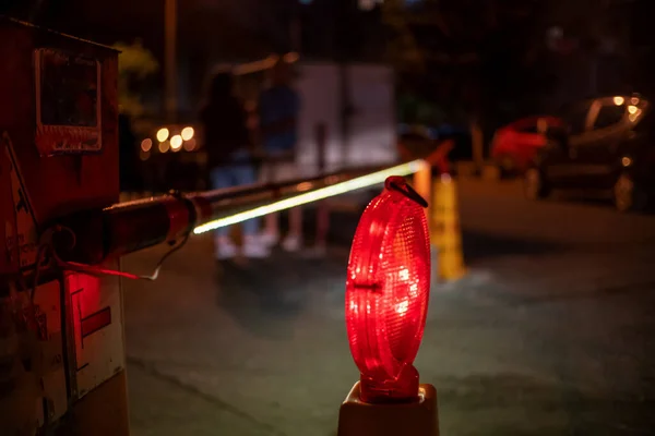 Une Barrière Automatique Rouge Blanche Brille Dans Cour Près Nuit — Photo