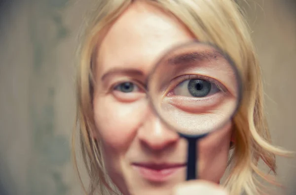 Vrouw Met Een Vergrootglas Een Hand — Stockfoto