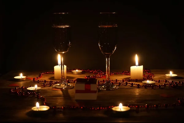 샴페인 잔들이 구슬들 가운데 가운데 가운데있는 선물이다 로맨틱 저녁의 마음을 — 스톡 사진